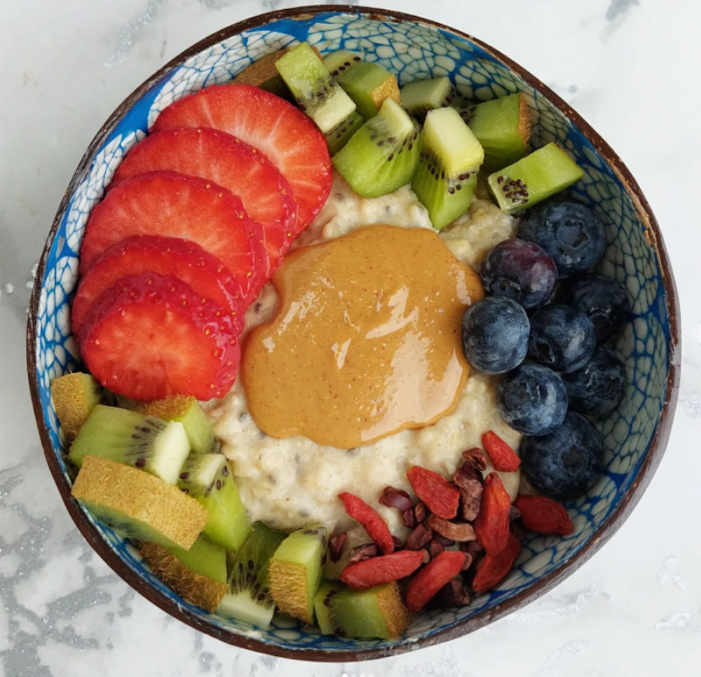 Cinnamon protein oats topped with strawberry & kiwi!